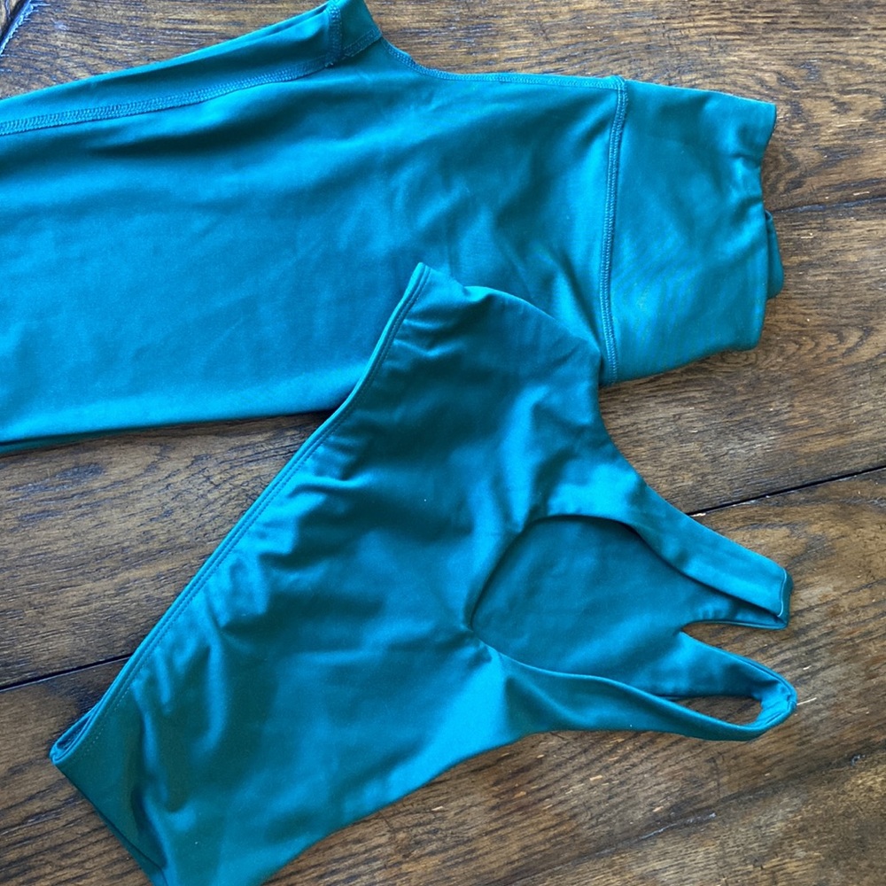 Reformation workout set - Picture 5 of 5